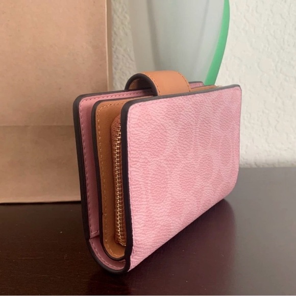 Coach Powder Pink Medium Corner Zip Wallet In Signature Canvas - Picture 4 of 5